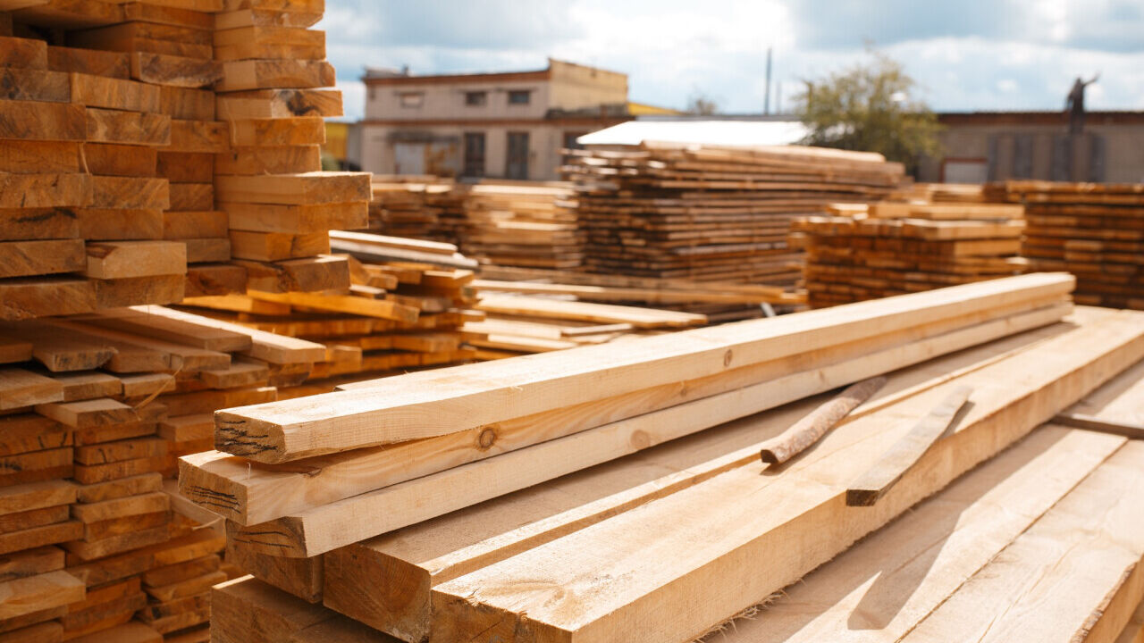 Czym jest drewno konstrukcyjne KVH i jakie ma zalety?