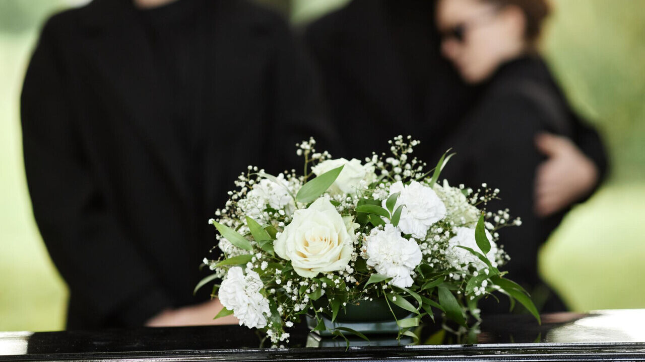 Jakie kwiaty najlepiej nadają się na wieniec pogrzebowy?