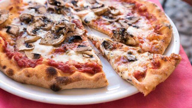Czym charakteryzuje się prawdziwie włoska pizza?